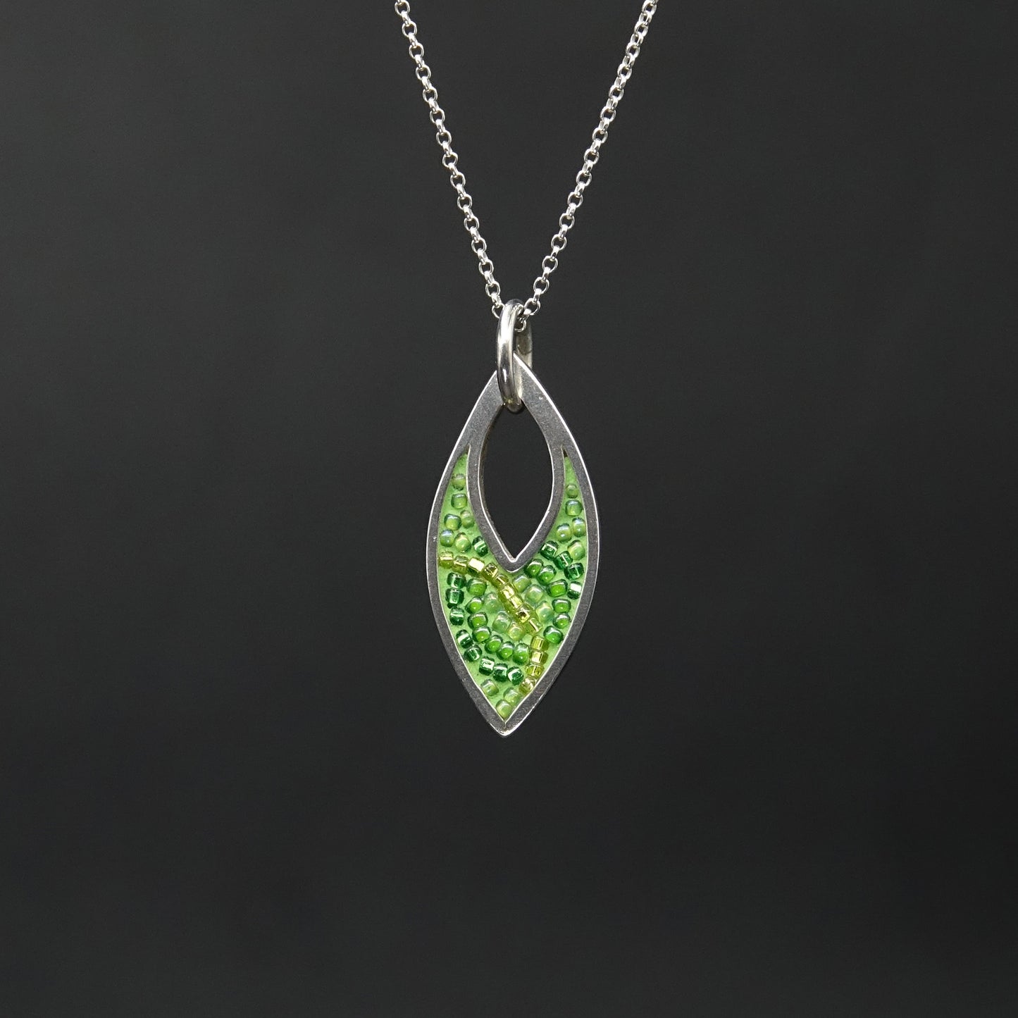 Navette pendant