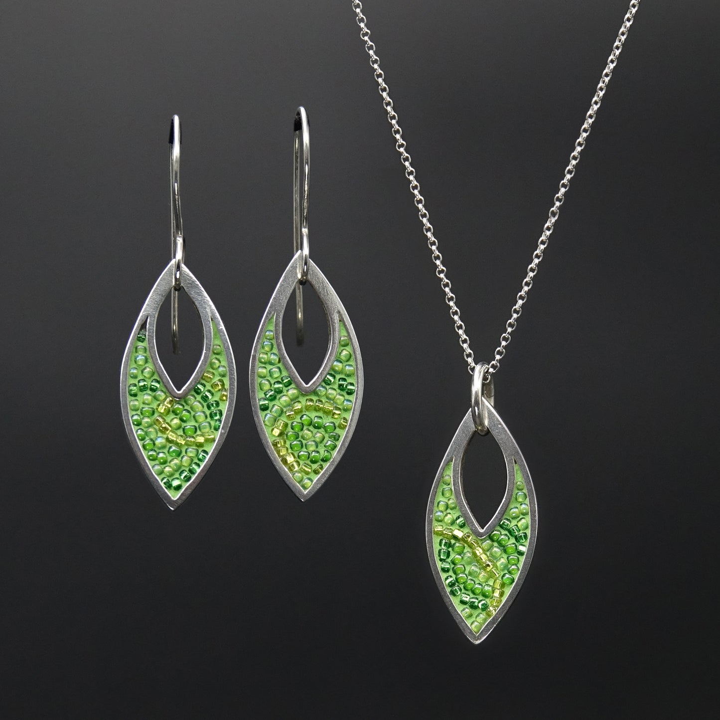 Navette pendant